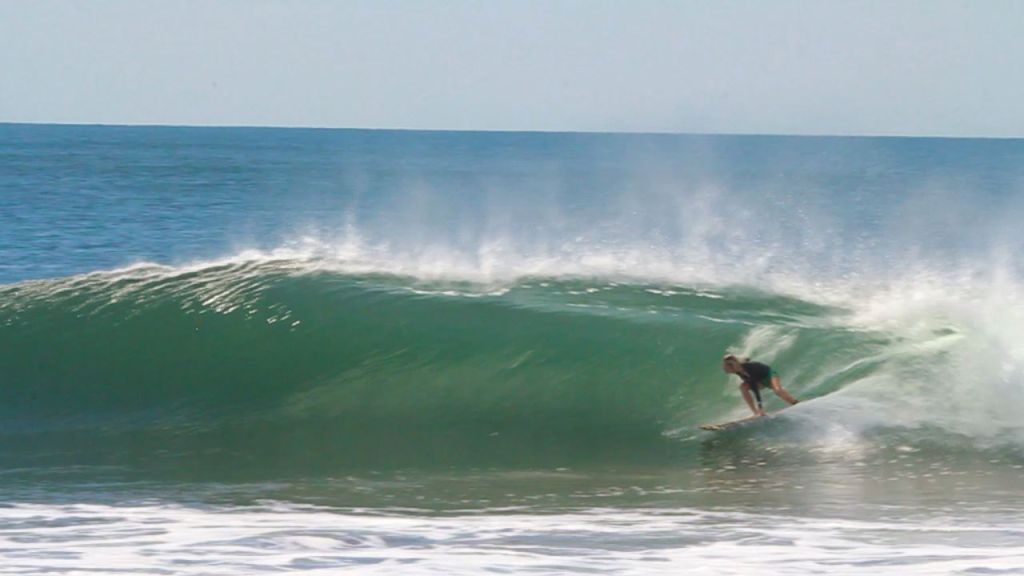 Offshore Hollow Waves at the Boom